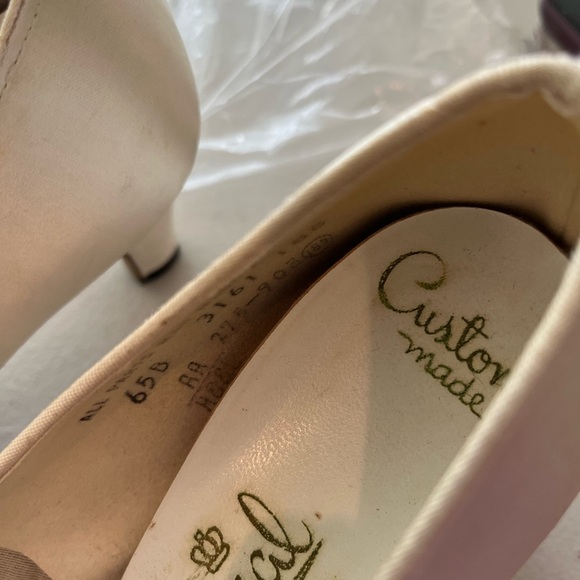 Vintage 60’s-70’s satin heels, 2.5 heel, vintage size 6.5 - Picture 8 of 16
